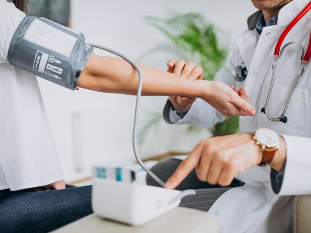 Consulta médica de adulto com aferição de pressão